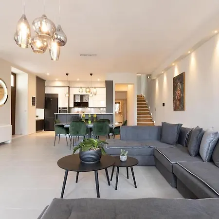 Villa Orion Maison: Luxury 3-bedroom Maisonette In The Center Of Town